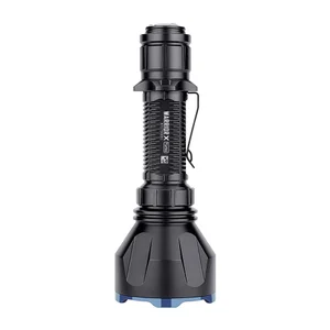 白背景に直立するオーライトの強力なLED懐中電灯Warrior X Turboブラック。タクティカルライトのクリップと頑丈なヘッド部分のデザイン