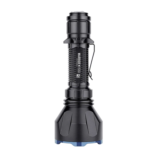 白背景に直立するオーライトの黒いLED懐中電灯WARRIOR X Turbo。頑丈な金属製ボディ、クリップ、青いベゼルを備えた高輝度フラッシュライト。