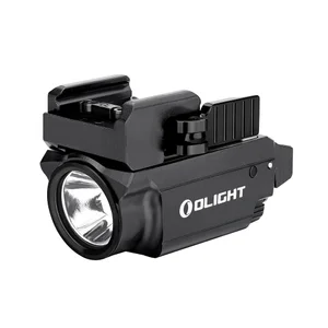白背景に映えるOLIGHTブランドの黒いタクティカルウェポンライト。ピカティニーレール対応のマウントと操作スイッチを備えたコンパクトなデザイン。