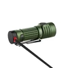Olight Baton Turbo グリーン LED懐中電灯 マグネット充電中の横外観 クリップ付き 防災・アウトドア・普段使い用