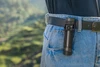 ベルトに装着された黒のOlight Oclip Proクリップライト、ハイキングやアウトドアでの携帯に便利なEDCライトのクローズアップ画像