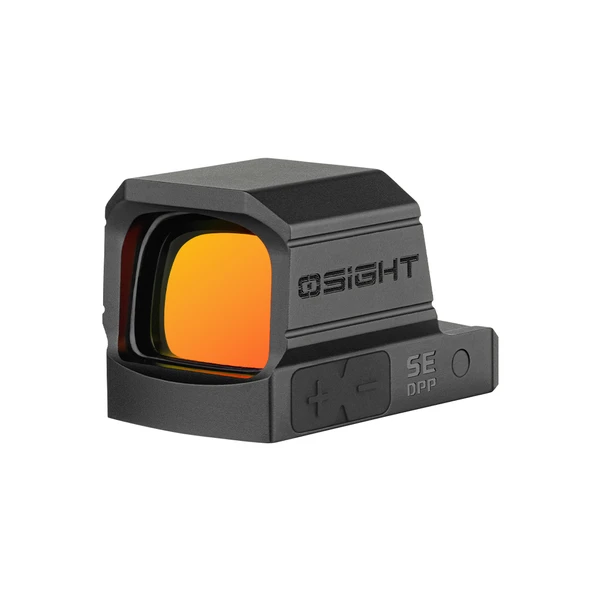 白背景に映えるOSIGHT SE DPPマイクロドットサイト。オレンジ色のコーティングレンズと側面の調整ボタンを搭載した黒のタクティカル光学照準器。