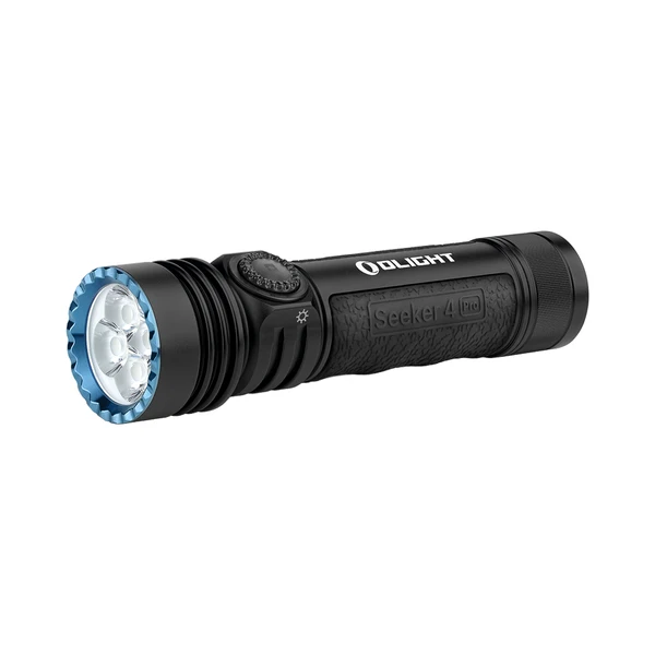 Olightの黒いSeeker 4 Pro懐中電灯、青いベゼルとテクスチャード加工のグリップ、高性能照明用