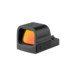 Olight Osight K ブラック マイクロドットサイトの斜め前からのクローズアップ。オレンジ色のマルチコーティングレンズと側面の輝度調整ボタンが特徴で、迅速な標的捕捉と正確なシューティングに最適です。