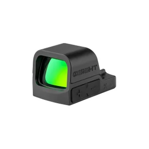 Olight製Osight Kブラックドットサイトの斜め前からのクローズアップ、緑色レンズと輝度調整ボタンを備えた、射撃や狩猟用の高精度光学照準器