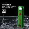 水しぶきを浴びて光るIPX5防水性能を備えた緑色のLED懐中電灯