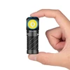 Olight Perun 3 Mini 黒いボディと青いベゼルが特徴のコンパクトなL字型ライト。手に持たれ、滑り止めグリップで日常使いやアウトドアに最適な高輝度照明を提供。
