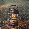 OlightブロンズOlantern Classic 2 Pro正面、防水LED照明機能で雨の屋外キャンプに最適