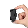 指先でつまめるほどコンパクトなオーライト(Olight)の黒いタクティカルウェポンライト
