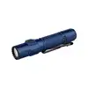 Olight Warrior Ultra ネイビーブルーのタクティカルライト。ギザギザのベゼルとクリップを備えた斜めからの製品外観で、アウトドアや防災、防犯用の強力な懐中電灯として活躍します。
