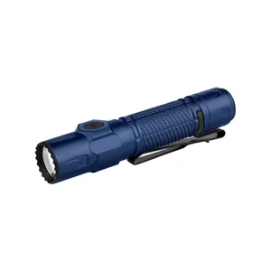 Olight Warrior Ultra ネイビーブルーのタクティカルライト。ギザギザのベゼルとクリップを備えた斜めからの製品外観で、アウトドアや防災、防犯用の強力な懐中電灯として活躍します。