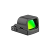 Olight Osight K ブラックの斜め前方からのクローズアップ、鮮やかな緑色コーティングのレンズが特徴的な、射撃・狩猟用ドットサイト