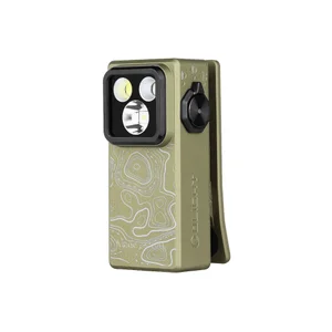 オリーブ色、等高線模様、小型LED懐中電灯、白い背景