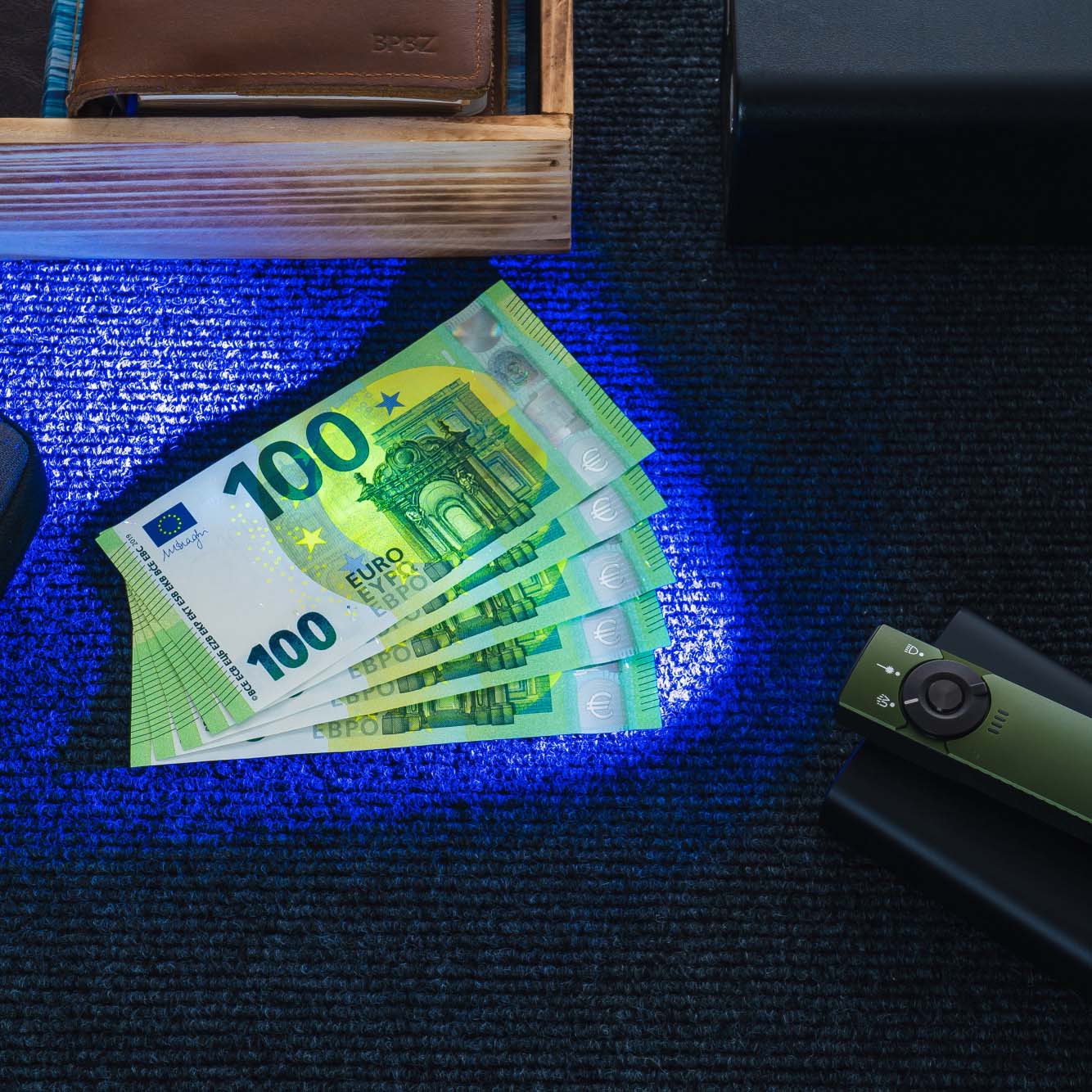 Arkfeld PRO 初の三つを一つにしたライト - Olight Japan