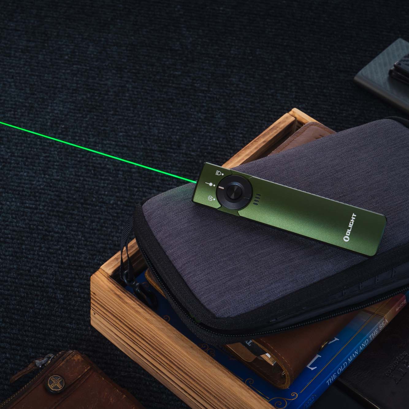 Arkfeld PRO 初の三つを一つにしたライト - Olight Japan