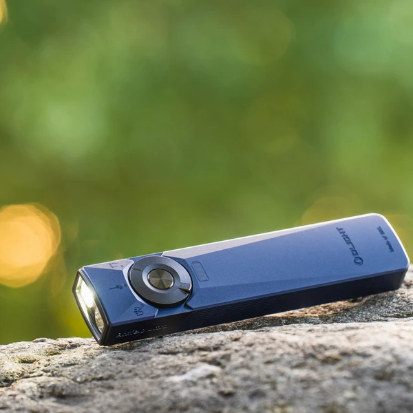 Olight Arkfeld Ultra 初のOAL™合金製3-in-1ライト Arkfeld Ultra Class 1 - Olight Japan