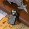 Olightの小型LEDライトOclip Proグレー。3つの光源を搭載したクリップ付きのコンパクトなデザインで、飛行機模型や革製品、図面のあるデスク上に置かれた EDCや日常使いに適したシーン。