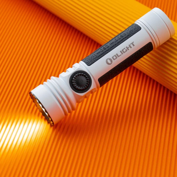 Olight Seeker 4 Pro: 4600ルーメン高出力懐中電灯- Olight Japan