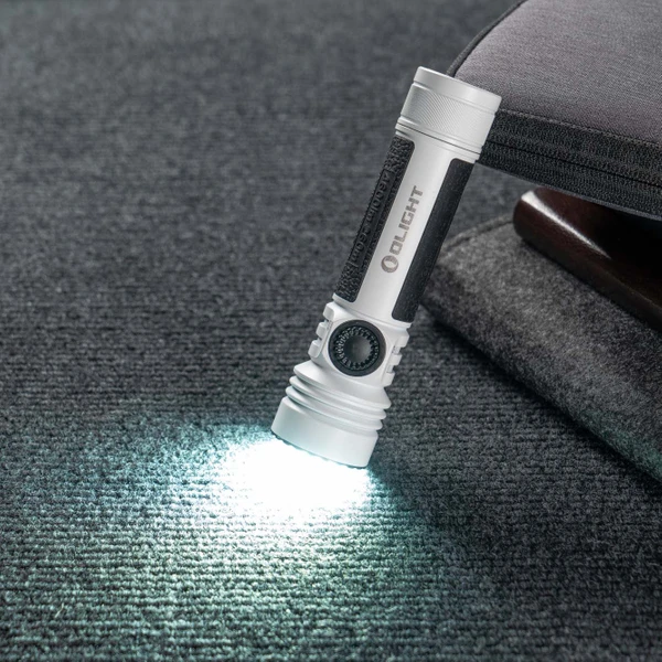 Olight Seeker 4 Pro: 4600ルーメン高出力懐中電灯- Olight Japan