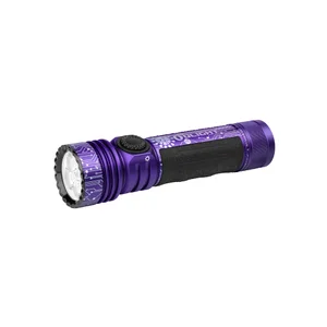 OLIGHT Seeker 4 Pro 紫のLED懐中電灯、回路基板模様、黒いグリップ