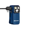 USB充電ケーブルを接続したブルーのOlight Oclip Proクリップライトの斜め前からのクローズアップ。持ち運びに便利なEDC防災用ミニライト。