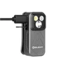 USB-Cケーブルで充電中のグレーのOlight Oclip Proクリップライト。3つのLED光源を備えたコンパクトなLED懐中電灯。