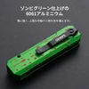 OKNIFEの文字が入った黒いクリップ付きの、ゾンビグリーン仕上げ6061アルミニウム製折りたたみナイフのハンドル部分