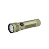 Olight Seeker Ultra カーキグリーン強力LED懐中電灯の斜めアングル。滑り止めグリップとロータリースイッチを備え、アウトドアや防災用に最適。