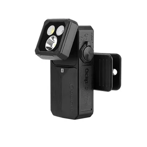 Olightの黒いOclip 2 Ultraクリップライトの斜め前からの外観。角度調整可能なトリプルLEDヘッドと頑丈なクリップを備え、アウトドアや日常使いに最適なハンディライト。