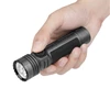 Olightの黒いSeeker 4 Pro懐中電灯を片手で持つ様子。滑り止めグリップと押しやすいスイッチを備え、アウトドアや防災、暗所での作業に最適な高輝度LEDフラッシュライト。