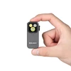 OlightのグレーOclip Proを指先でつまむサイズ感、3つのLED光源を備えた超小型軽量クリップライトの正面アップ、持ち運びやすい日常用や防災用フラッシュライト
