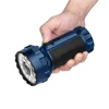 Olight Marauder 3 ブルーの強力LED懐中電灯を片手で持つ様子。滑り止めラバーグリップとダイヤルスイッチを備え、アウトドアや防災、捜索活動に最適な高輝度フラッシュライト。