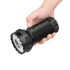 男性の手で握られたオーライトの強力なLED懐中電灯Marauder 3。黒い滑り止めラバーグリップと複数のレンズを搭載した、白背景の製品使用イメージ。