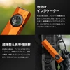 Olightのオレンジ色ArkPro Ultra超薄型懐中電灯。色分けインジケーターのアップと、リュックのショルダーストラップにクリップで装着して日常携帯(EDC)やアウトドアで便利に持ち運ぶ様子。