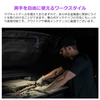 OlightのパープルArkProフラッシュライトを車のボンネットにマグネットで固定し、暗闇でエンジンルームの車両メンテナンスを両手で行う様子