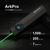 Olightの薄型フラッシュライトArkProブラック。グリーンレーザーを照射する様子とブルーのセレクターリングのクローズアップ。最大1500ルーメン、照射距離205メートルの高輝度マルチ光源で、アウトドアや夜間巡回、防災に最適です。