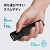 手のひらに収まるOlightの黒い薄型LED懐中電灯ArkPro。厚さ16mm、重さ115gの軽量スリムボディとIPX7防水機能を備え、アウトドアや日常の持ち運びに最適なハンディライト。