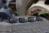 Olight Osight SEとOsight RMR to RMSc Adapterが古いタイヤの上に並ぶ屋外の様子