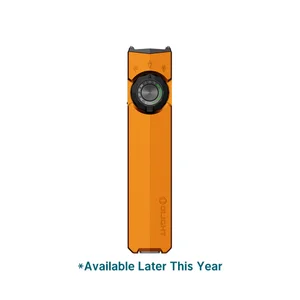 白背景に映えるオーライト（OLIGHT）の薄型でスタイリッシュなオレンジ色LED懐中電灯。中央にダイヤル式スイッチを備えたコンパクトなポータブルフラッシュライト。