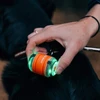 犬に装着されたOLIGHTの緑色の光る首輪ライト。