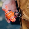 オレンジ色のGOOER懐中電灯、キーホルダーに赤いライトが付いている