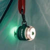 テントに吊るされた緑色光を放つOLIGHTオーライト懐中電灯