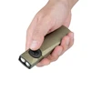 Olight Arkfeld Ultra カーキグリーン EDCライトを手で持つクローズアップ、レーザー・UV・LED搭載でアウトドアや日常携帯に最適