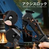 キャンプ場で折りたたみ式のアウトドア用薪割り斧のアクシスロック安全機能を説明する様子
