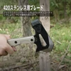 420ステンレス鋼ブレードの黒い薪割り手斧で木を削る様子