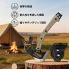 キャンプ場での焚き火を背景に丸太の上に置かれた、衝撃軽減と耐久性に優れたグリップ設計のタクティカルアックスと専用シースのセット