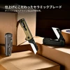 ダンボール箱の上に置かれたOKNIFEのセラミックブレード折りたたみ式カッターナイフ。スタイリッシュなデザインのカーキ、ブラック、グレーのミニカッターが段ボールの開封やDIY作業に最適な様子を示す。