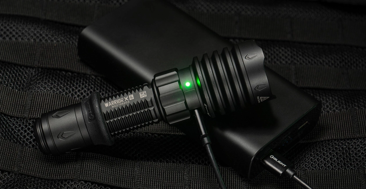 Warrior X 4 タクティカル懐中電灯 2600ルーメン 高輝度 LEDライト Warrior X 4 タクティカル懐中電灯 2600ルーメン 高輝度 LEDライト