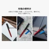 Olightの赤い多機能ボールペンOpen 3をデスクや車内、屋外などの様々なシーンでUSB-Cポートから手軽に充電する様子