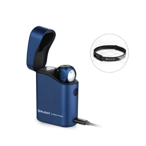 Olightの青いPerun 3 MiniヘッドランプがBaton 4 Premiumワイヤレス充電ケースで充電中。ヘッドバンドも付属し、アウトドアや日常使いに最適。